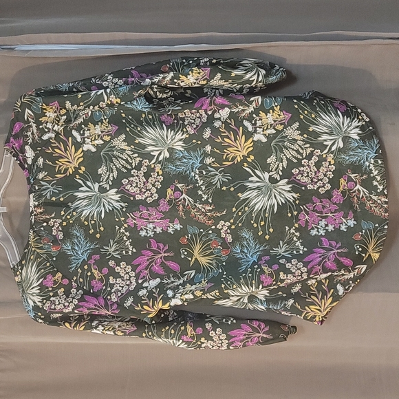 Renee C. High-Low peasant blouse with ruched sleeves. Size Medium - Picture 4 of 6